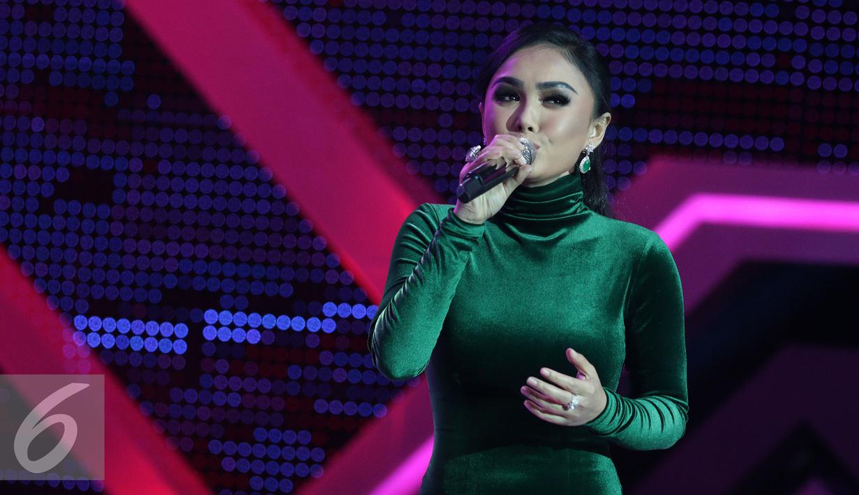 Yuni Shara saat tampil di acara Golden Memories di Studio 5 Indosiar, Jakarta, Jumat (13/01). Turut tampil artis - artis lawas dari nasional maupun mancanegara seperti Jose Mari Chan yang memeriahkan acara tersebut. (Liputan6.com/JohanTallo)