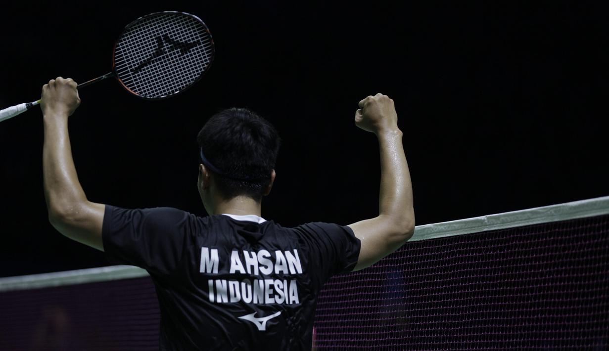 Ganda putra Indonesia, Hendra Setiawan / Mohammad Ahsan, usai mengalahkan Takuro Hoki / Yugo Kobayashi, pada Indonesia Open 2019 di Istora Senayan, Sabtu (20/7). Hendra / Ahsan menang 17-21, 21-19 dan 21-17. (Bola.com/Vitalis Yogi Trisna)