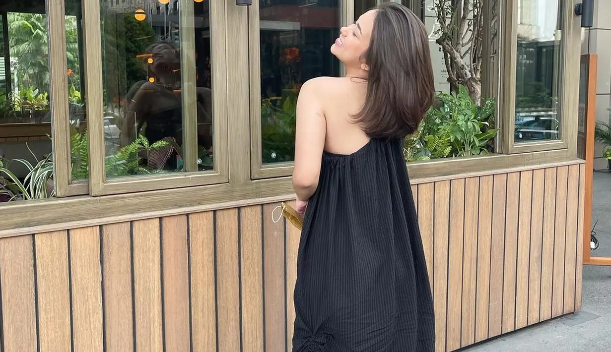 Satu lagi inspirasi outfit serba hitam yang tak akan terlihat membosankan. Dress dengan detail serut di bagian bawahnya ini memiliki detail asimetris untuk nuansa edgy yang lebih kental. Foto: Instagram.