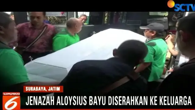 Jenazah Aloysius Bayum, korban bom Gereja Santa Maria Tak Bercela Surabaya, tiba di rumah duka di Gubeng Kertajaya, Surabaya. Kedatangan jenazah disambut isak tangis keluarga dan kerabat.
