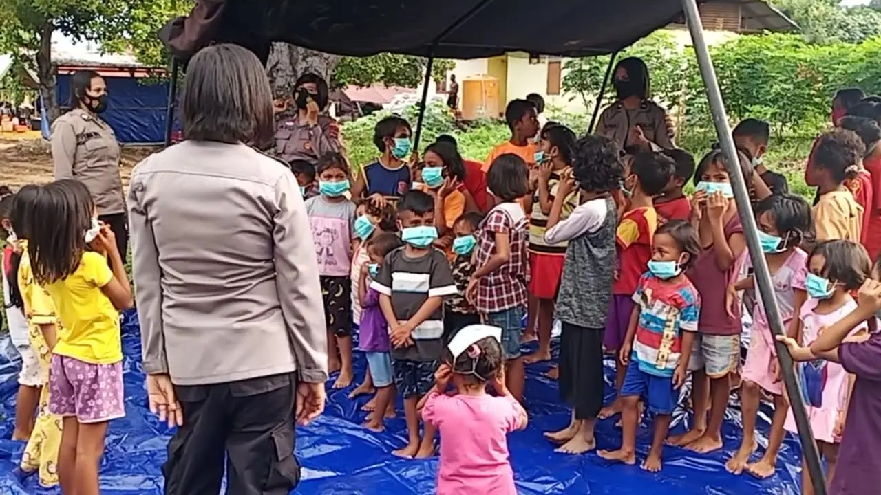 Polwan Plores Flotim beri trauma healing pada anak-anak korban banjir bandang di desa Waiburak, Kecamatan Adonara Timur. (Liputan6.com/Dionisius Wilibardus)