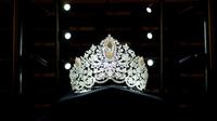 Miss Universe Catriona Gray dan Pascal Mouawad mengungkap mahkota Miss Universe baru pada 5 Desember 2019 di Marriott Marquis di Atlanta, GA. Dirancang oleh perhiasan mewah Mouawad, mahkota itu dibuat dari emas 18 karat, handset dengan lebih dari 1.770 berlian termasuk berlian kenari emas berpotongan perisai di bagian tengah yang megah dengan berat 62,83 karat. (MARCUS INGRAM / GETTY IMAGES NORTH AMERICA / GETTY IMAGES VIA AFP)
 