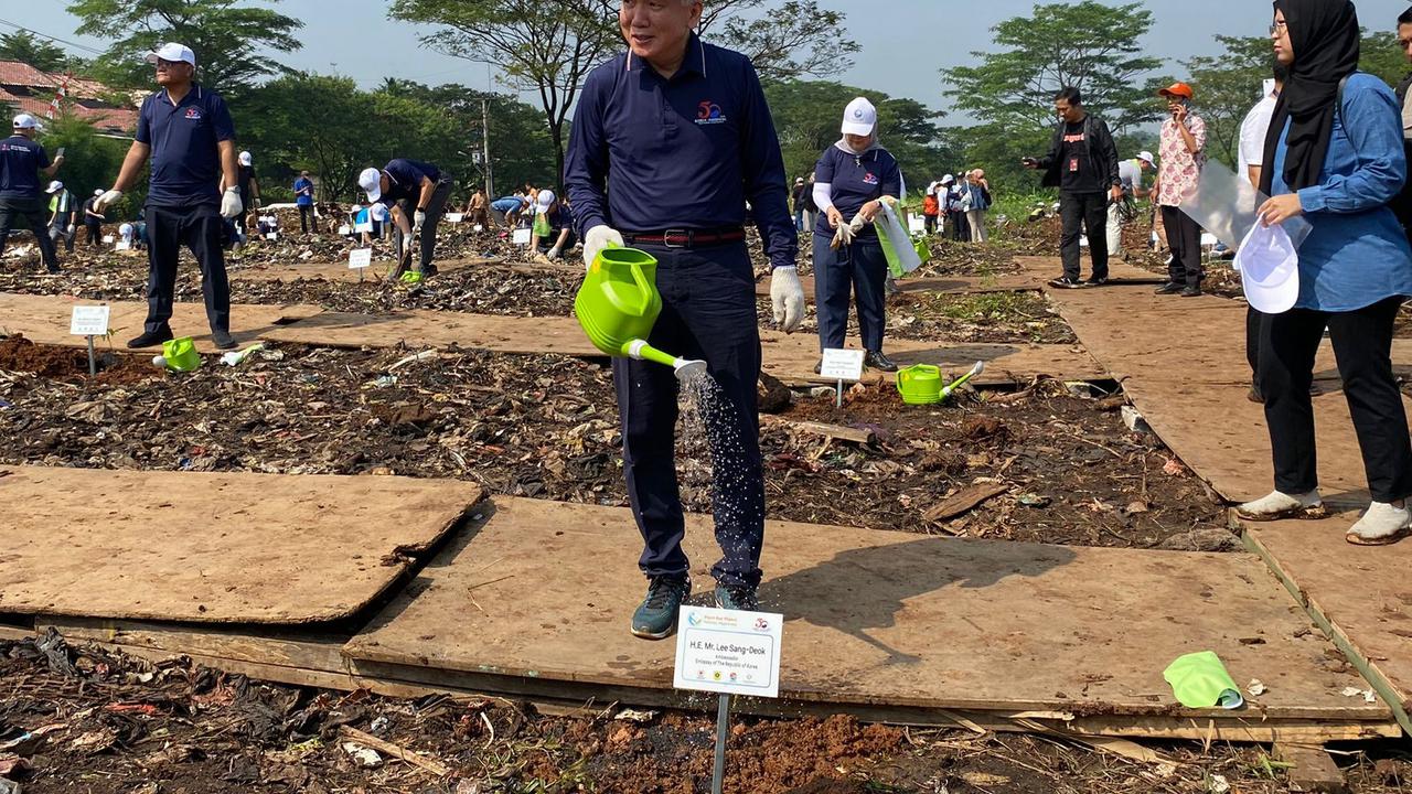 Dubes Lee Sang Deok bahwa hubungan 50 tahun Korea Selatan dan Indonesia harus terus diperkuat, salah satunya dengan melakukan aksi peduli Bumi (Liputan6.com/Teddy Tri Setio Berty).