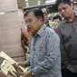 Wapres RI, Jusuf Kalla melihat salah satu hasil kerajinan pada Pameran Produk Unggulan Narapidana di Jakarta, Selasa (26/3). Beragam Produk Unggulan Narapidana dari 33 divisi pemasyarakatan Kanwil Kemenkumham se-Indonesia dipamerkan hingga 29 Maret, mendatang. (Liputan6.com/Helmi Fithriansyah)