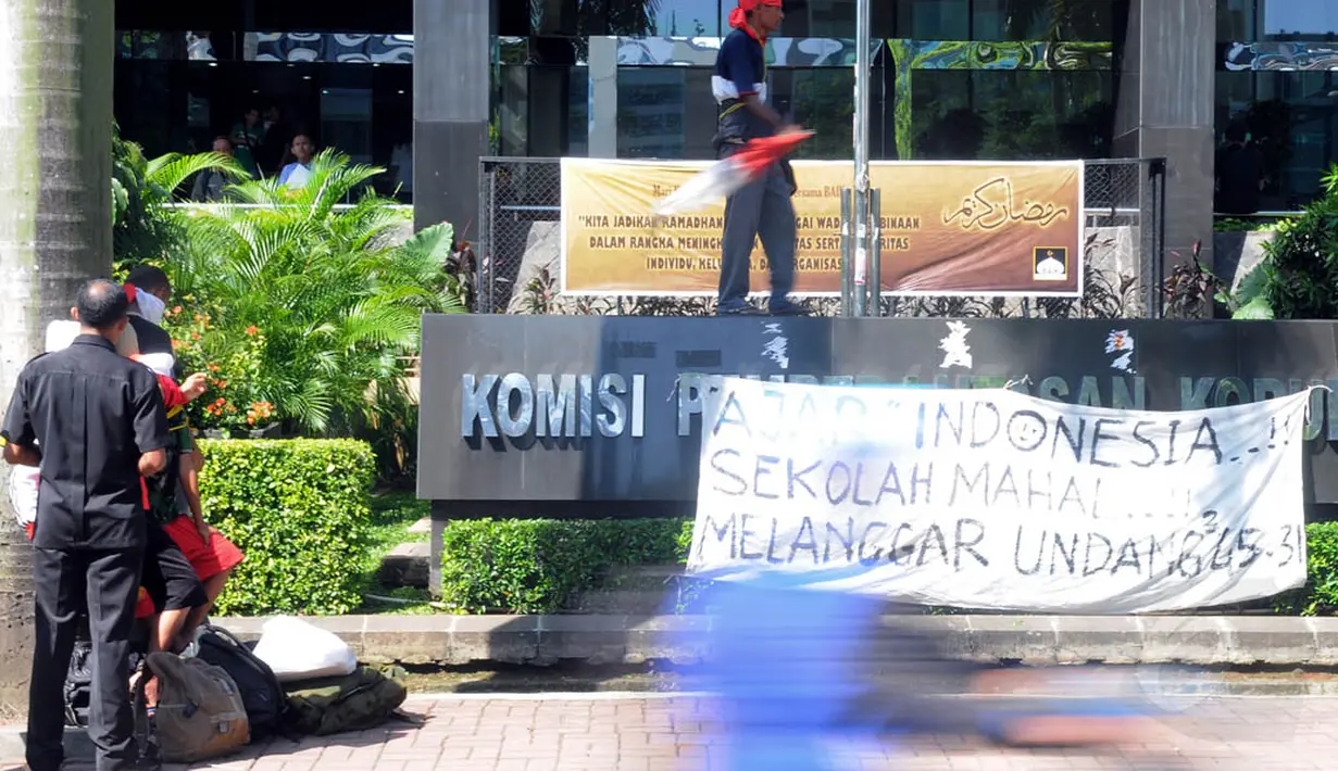 Pendemo yang beranggotakan sekeluarga ini menginginkan KPK bisa mencari kasus korupsi soal pendidikan dan negara yang menjanjikan sekolah gratis, Jakarta, Senin (14/7/14). (Liputan6.com/Faisal R Syam)