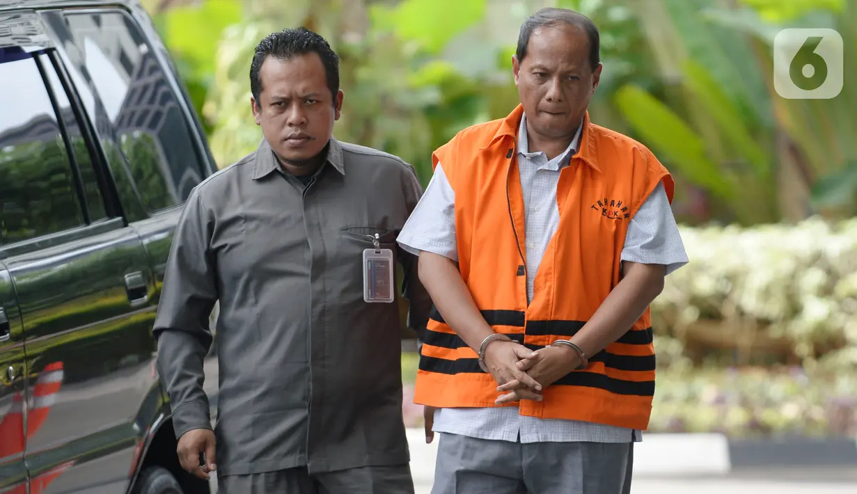 Tersangka Totok Sumedi tiba untuk menjalani pemeriksaan di Gedung KPK, Jakarta, Senin (24/02/2020). Totok Sumedi diperiksa atas dugaan memberi suap kepada Bupati Sidoarjo Saiful Ilah untuk memenangkan tender empat proyek infrastruktur di Dinas PUPR Kabupaten Sidoarjo. (merdeka.com/Dwi Narwoko)