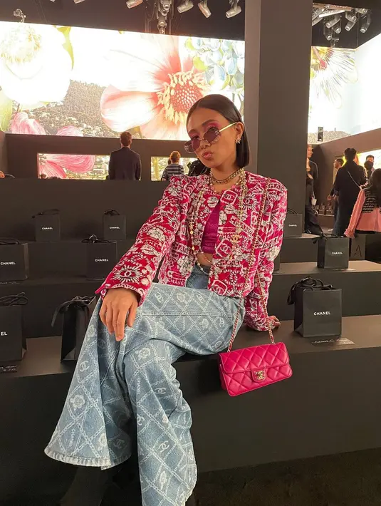 Pelantun hit Every Summertime itu melengkapi penampilannya  dengan tas Chanel Mini Flap Bag warna dark pink yang senada dengan atasan dan eyeshadow-nya. [@anggun_cipta/@nikizefanya/@asmaraabigail]