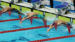 Perenang ESC Bandung, Ricky Anggawijaya (tengah) saat start di lomba 200 meter gaya punggung putra Kejuaraan Aquatik Indonesia Open 2017 di Stadion Aquatik GBK, Jakarta, Jumat (15/12). Ricky mencatat waktu 02.04,75 detik. (Liputan6.com/Helmi Fithriansyah)