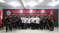 Ketua umum PBVSI, Imam Sudjarwo (tengah) berfoto bersama dengan pengurus PBVSI dan Timnas Voli Putra Indonesia U-21 saat acara pelepasan di Padepokan Voli Jenderal Polisi Kunarto, Sentul, Bogor, Senin (18/8/2025). Tim Merah Putih akan mengikuti Kejuaraan Dunia U-21 di China. (Bola.com/M Iqbal Ichsan)