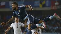 Nicolas Otamendi bek Argentina melompati wajah pemain Uruguay. ( REUTERS/Marcos Brindicci)