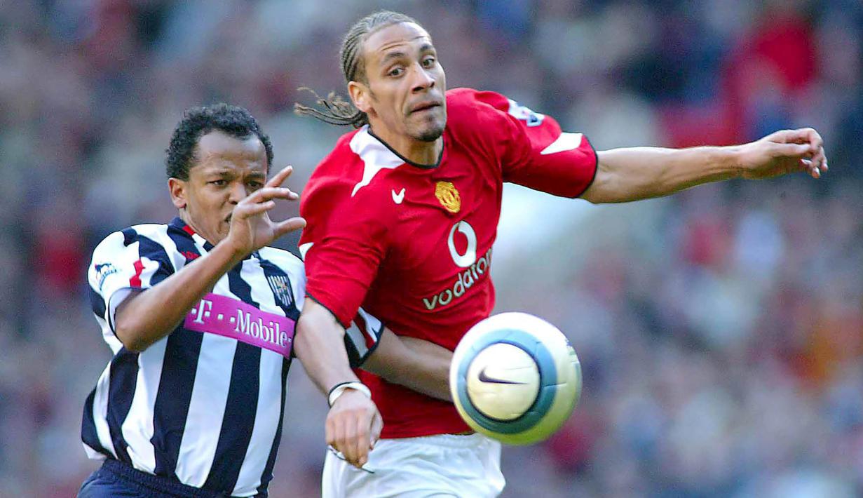 Dengan tinggi badan 189 cm, Rio Ferdinand menjadi salah satu bek dengan keunggulan duel-duel bola atas. (EPA/Stephen Pond)