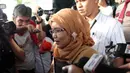 Sekjen DPR RI, Winantuningtyastiti usai diperiksa penyidik KPK, Jakarta, Kamis (30/4/2015). Winantuningtyastiti menjalani pemeriksaan sebagai saksi kasus penerimaan hadiah terkait pelaksanaan proyek PT. DGI. (Liputan6.com/Helmi Afandi)
