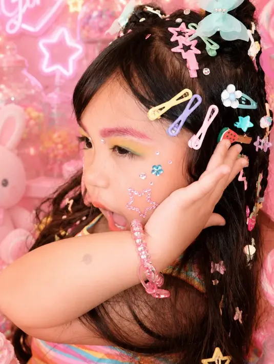Selain makeup, Xarena juga bermain gaya rambut yang playful dengan aneka jepit warna-warni [@krisjianabah]