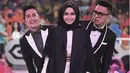 Keputusan Rina Nose melepas hijab menjadi pembicaraan para warganet. Banyak yang bertanya-tanya terkait keputusanya melepas hijab yang telah dikenakan sekitar setahun itu. Lantas seperti apa komentar teman dekatnya. (Instagram/ramzi.avi)