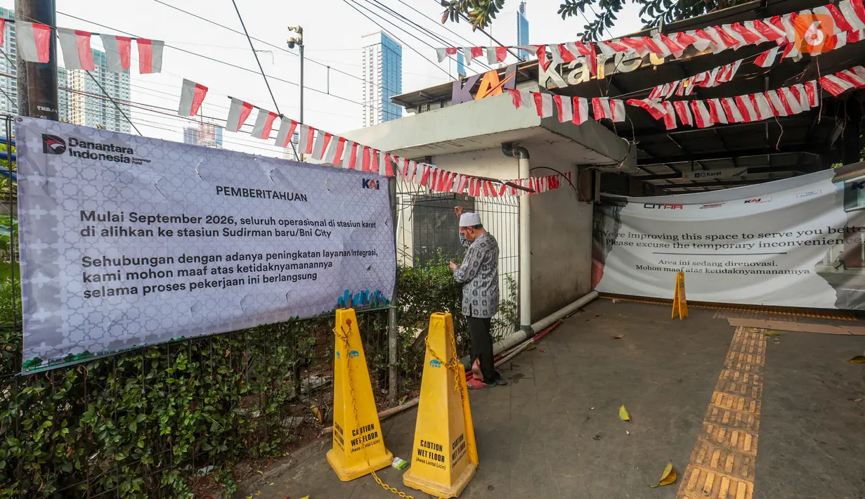 Warga beraktivitas di Stasiun Karet yang telah berhenti beroperasi di Jakarta, Kamis (3/9/2026). PT Kereta Api Indonesia (Persero) atau KAI menargetkan pembangunan travelator yang mengintegrasikan Stasiun Karet dan BNI City rampung pada akhir 2026. (KLY/Budy Santoso)