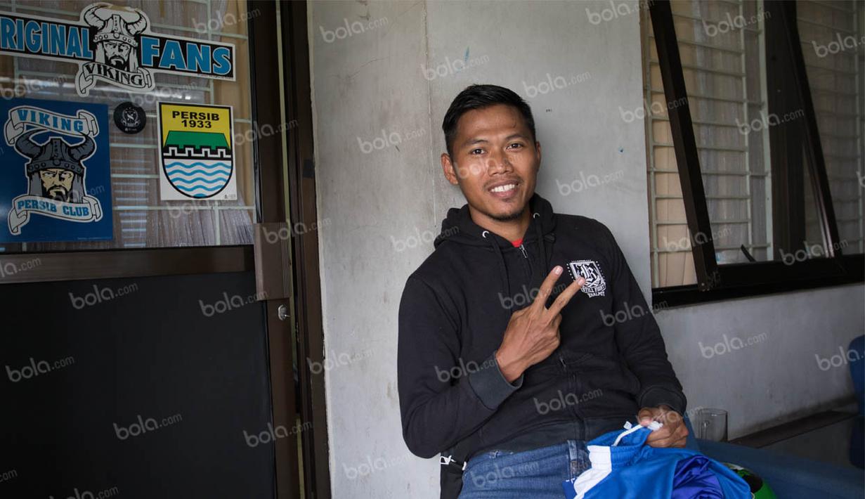 Bek sayap Persib, Tony Sucipto, tampak santai ketika berada di Mess Persib Bandung, Jawa Barat, Senin (2/5/2016). (Bola.com/Vitalis Yogi Trisna)