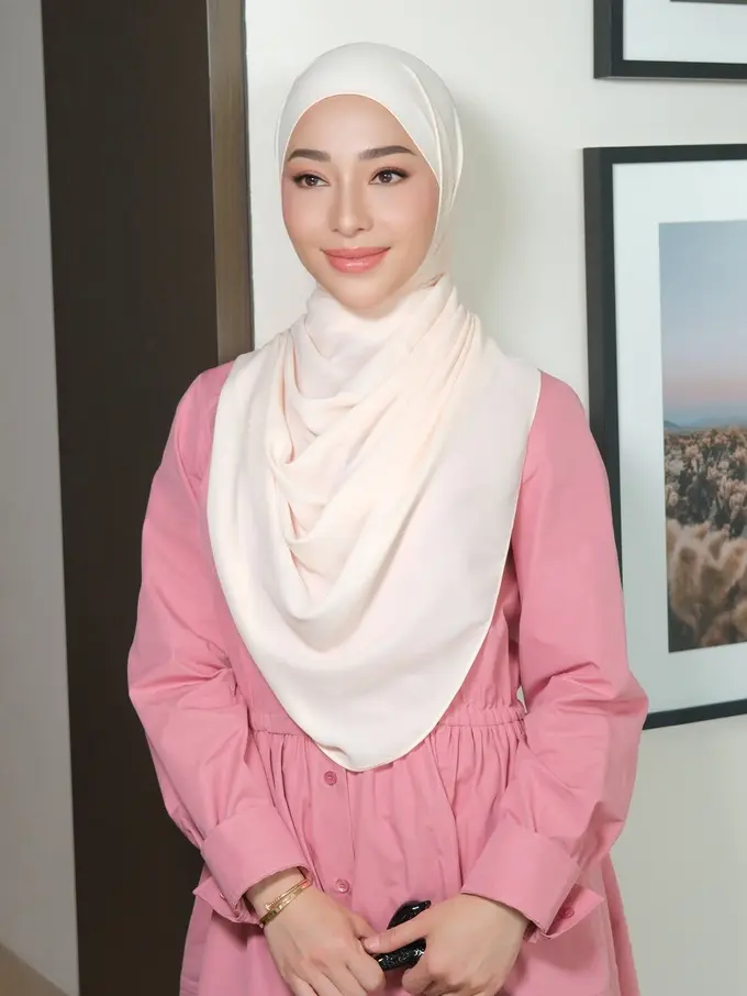 Anggun Berhijab dengan Makeup Soft, Pesona Nikita Willy Tampil Manis dalam Balutan Nuansa Pink
