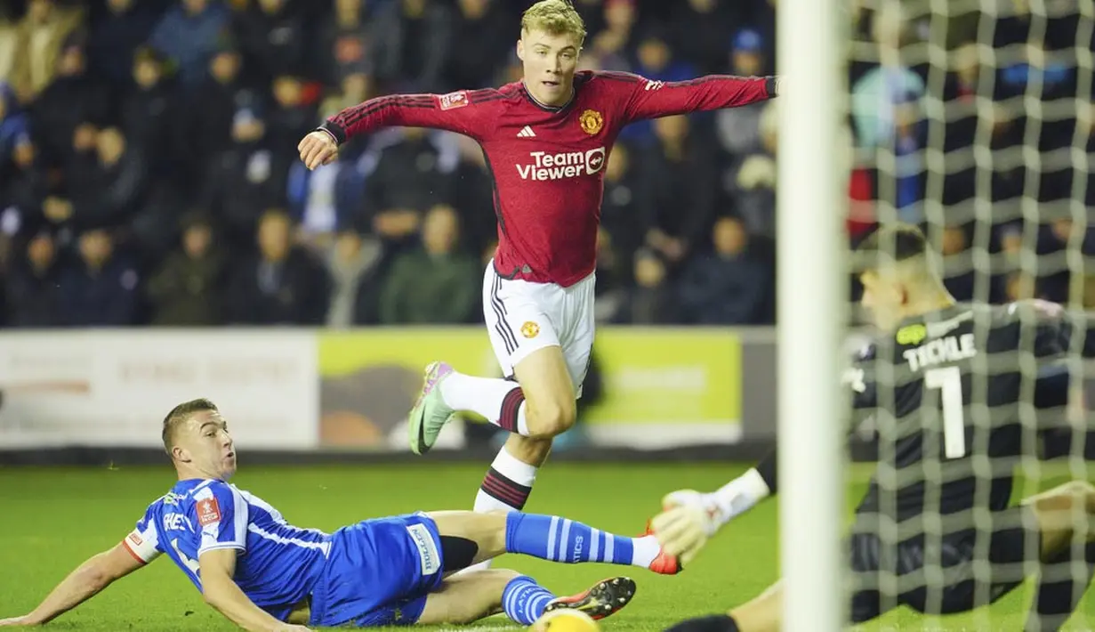 Pemain Manchester United, Rasmus Hojlund, berusaha mencetak gol ke gawang Wigan Athletic dalam laga putaran ketiga FA Cup 2023/2024 di DW Stadium, Selasa (9/1/2024) dini hari WIB. (AP Photo/Jon Super)