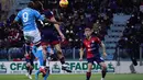 Penyerang Napoli, Victor Osimhen saat mencetak gol ke gawang Cagliari pada pertandingan lanjutan Liga Serie A Italia di stadion Unipol Domus di Cagliari, Italia, Selasa (22/2/2022). Napoli bermain imbang atas Cagliari 1-1. (Alessandro Tocco/LaPresse via AP)