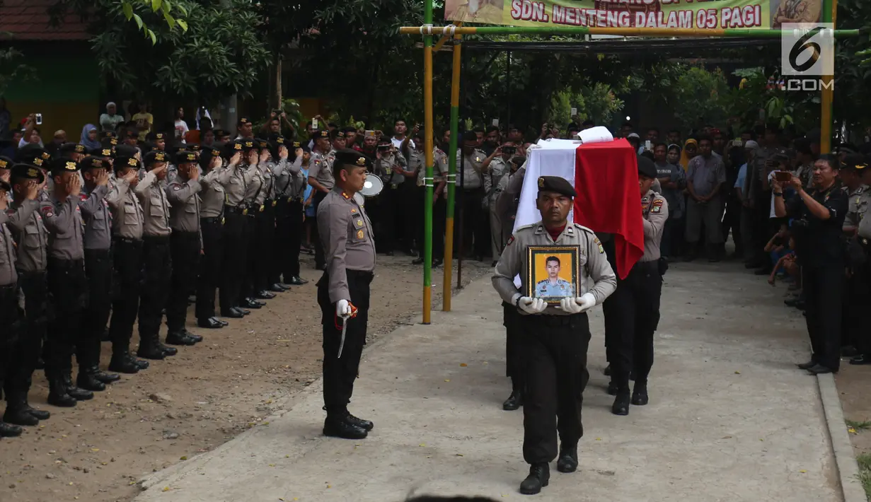 Upacara pelepasan jenazah Bripda Imam Gilang Adinata (24) yang gugur akibat bom Kampung Melayu, di Menteng Dalam, Jakarta, Kamis (25/5). Briptu (anumerta) Imam dimakamkan dengan upacara penghormatan pelepasan jenazah. (Liputan6.com/Angga Yuniar)