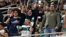 Ekspresi suporter wanita Al-Ahli saat memberikan dukungan untuk timnya pada laga Saudi Pro League di King Abdullah Sports City, Jeddah, (12/1/2018). Arab Saudi untuk pertama kalinya mengizinkan wanita menonton di stadion. (AFP/STRINGER)