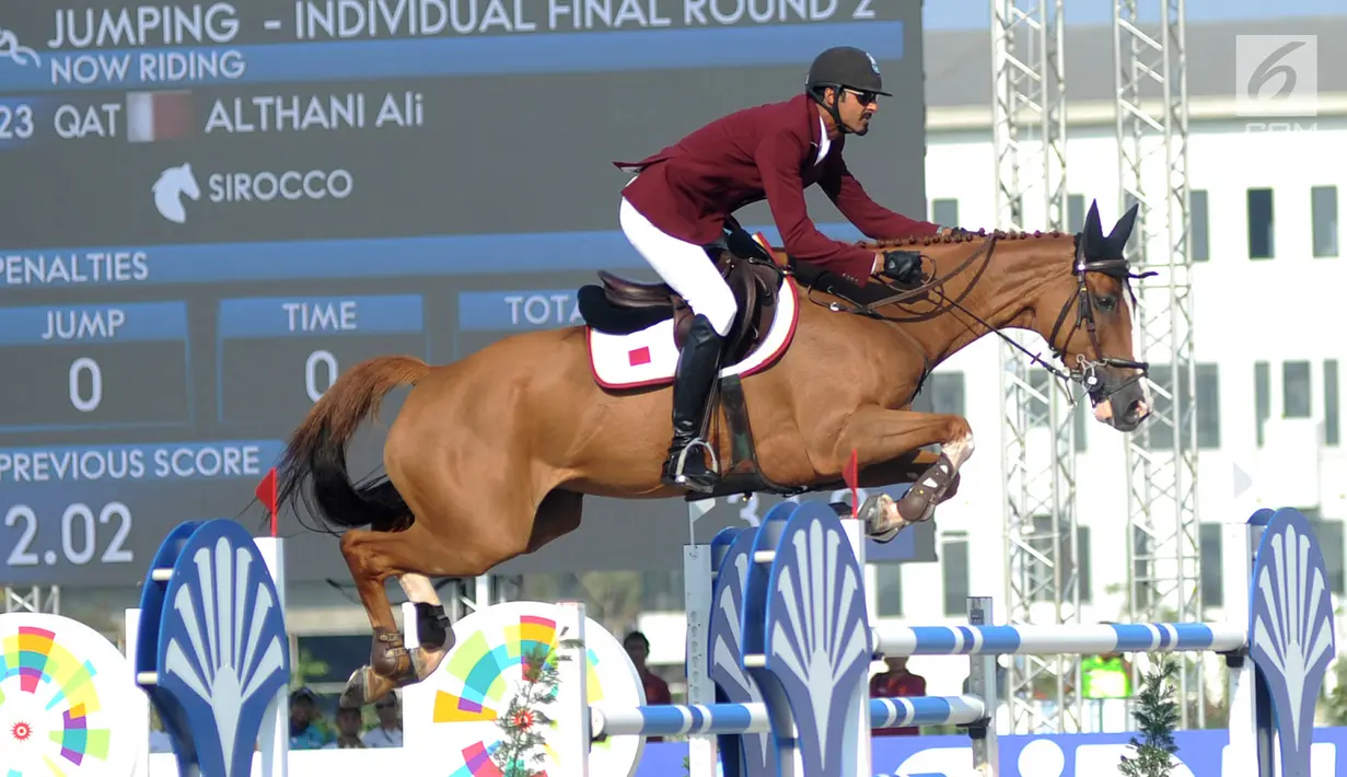 Atlet ketangkasan berkuda Qatar, Althani Al mengendalikan kuda bernama Sirocco saat final round 1 individual jumping Asian Games 2018 di Jakarta, Kamis (30/8). Harga Sirocco sekitar 20 juta euro atau lebih dari Rp 345 miliar. (Merdeka.com/Arie Basuki)
