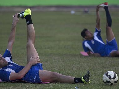 Bek Arema Cronus, Fabiano Beltrame melakukan pendinginan saat mengikuti latihan jelang leg kedua perempat final Piala Presiden 2015 melawan Bali United di Stadion Gajayana, Malang, Senin (21/9/2015). (Bola.com/Vitalis Yogi Trisna)