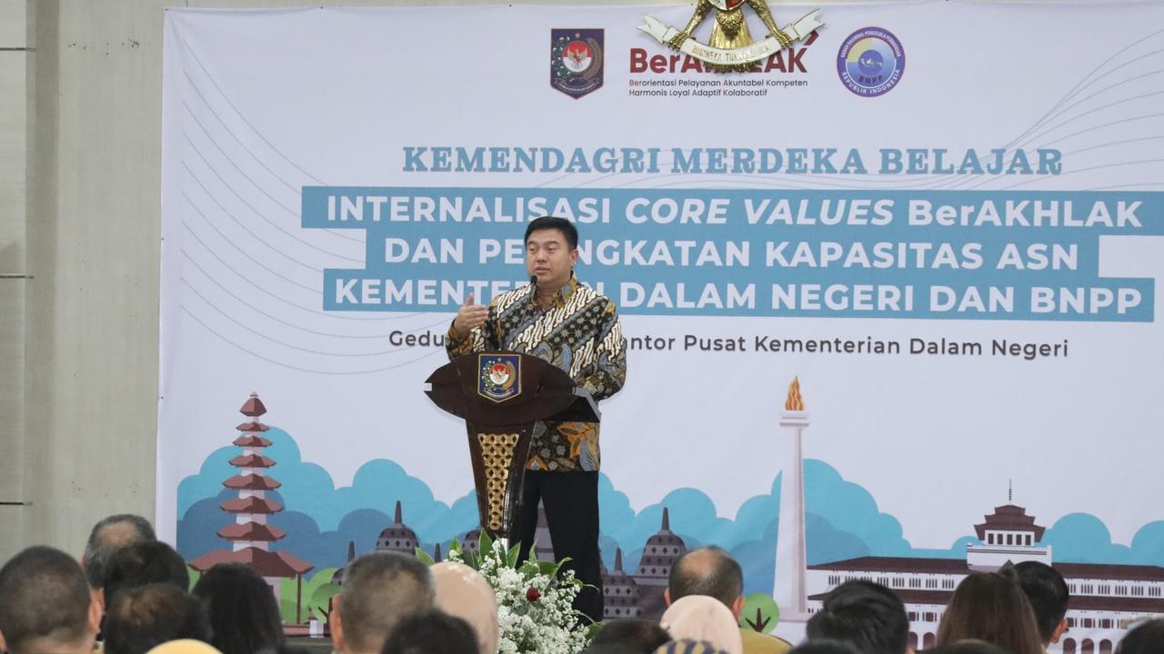Plt Sekjen Kemendagri Tomsi Tohir di Acara Internalisasi ASN BerAKHLAK