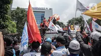 Buruh yang tergabung dalam Konfederasi Serikat Pekerja Indonesia berunjuk rasa di depan Kantor Kementerian Ketenagakerjaan, Jakarta, Rabu (16/2/2022). Buruh menuntut Permenaker Nomor 2 Tahun 2022 yang mengatur JHT baru bisa dicairkan pada usia 56 tahun segera dicabut. (Liputan6.com/Faizal Fanani)