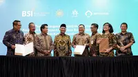 (Ki-Ka) Direktur Sales & Distribution BSI Anton Sukarna, Komisioner BP Tapera Adi Setianto, Direktur Utama BSI Hery Gunardi, Ketua PP Muhammadiyah Muhadjir Effendy, Ketua MEBP PP Muhammadiyah Arif Budimanta, Deputi Komisioner Pemanfaatan Dana BP Tapera Ariev Baginda Siregar, Direktur Pemasaran PT. Perumnas (Persero) Tambok Setyawati, dan Ketua Majelis Dikdasmen PP Muhammadiyah Didik Suhardi berbincang di sela  kerja sama penyaluran pembiayaan kepemilikan rumah bersubsidi KPR Sejahtera FLPP kepada pegawai di lingkungan Amal Usaha Muhammadiyah di Jakarta (12/04/2023). (Liputan6.com)