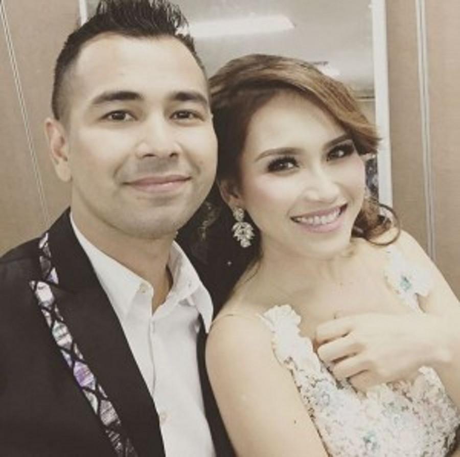Ayu Ting Ting bersandar pada Raffi Ahmad. (Instagram)
