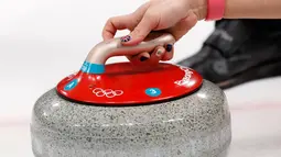 Kuku cantik atlet curling Inggris, Lauren Gray yang berhiaskan bendera Inggris terlihat saat bertanding pada Olimpiade Musim Dingin Pyeongchang 2018, Senin (19/2). Salah satu kukunya pun ada yang dihias lambang Olimpiade Pyeongchang. (AP/Aaron Favila)