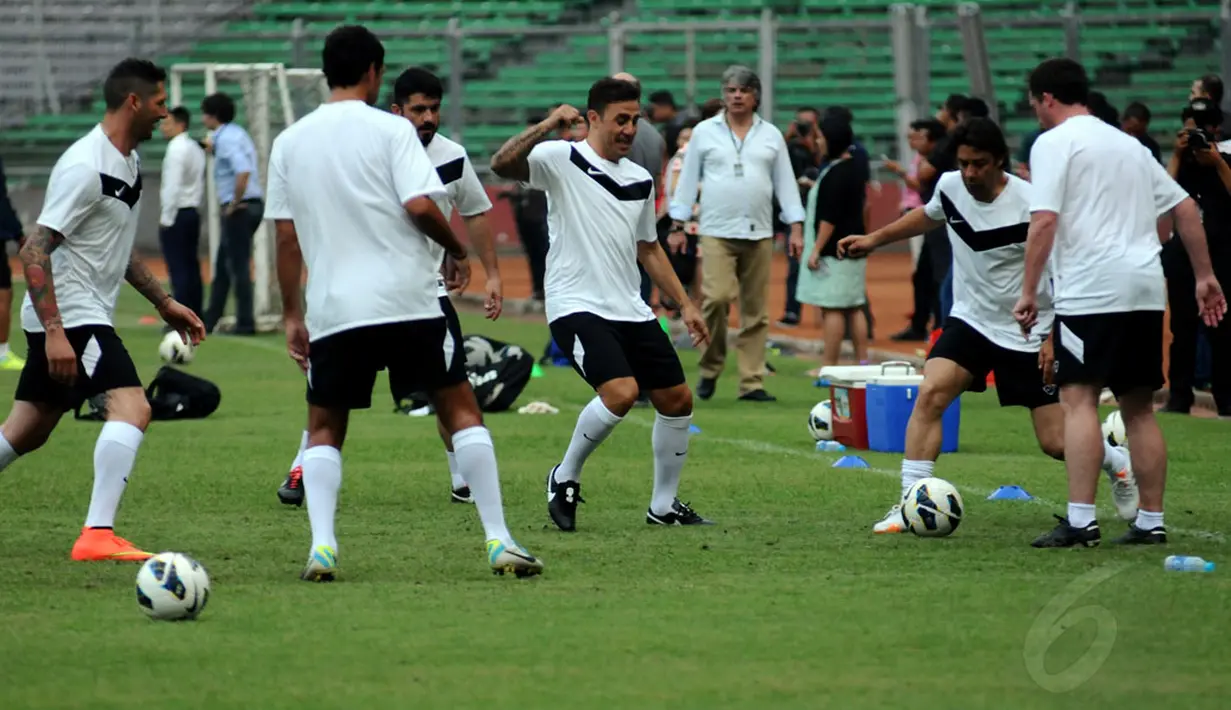 Beberapa pemain yang tergabung dalam Football Legends melakukan sesi pemanasan jelang berlatih di Stadion GBK Jakarta, (6/6/2014). (Liputan6.com/Helmi Fithriansyah)
