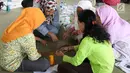 Ibu PKK se-kecamatan Tanjung Priok mengikuti pelatihan merajut di RPTRA Pademangan Timur, Jakarta, Selasa (18/12). Pelatihan digelar guna meningkatkan kemampuan dan dapat memperkuat perekonomian keluarga. (Liputan6.com/Immanuel Antonius)