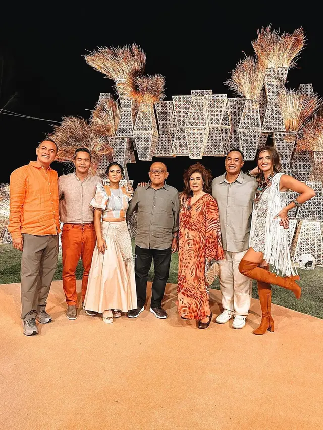 Nia Ramadhani dan keluarga