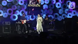 Penyanyi Andien tampil pada hari pertama BNI Java Jazz Festival 2022 di JIExpo Kemayoran, Jakarta, Jumat (27/5/2022). Perhelatan musik BNI Java Jazz Festival 2022 digelar pada 27-29 Mei dengan menampilkan musisi-musisi dari dalam dan luar negeri. (Liputan6.com/Johan Tallo)