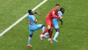 Penyerang Portugal, Cristiano Ronaldo, berebut bola udara dengan bek DR Kongo bernomor 22, Chancel Mbemba, dan bek bernomor 4, Axel Tuanzebe, dalam laga Grup K Piala Dunia FIFA 2026 antara Portugal melawan DR Kongo di Houston Stadium, Houston, Texas, pada 17 Juni 2026. (Lars Baron / GETTY IMAGES NORTH AMERICA / Getty Images via AFP)