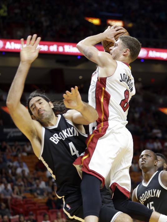 Guard Miami Heat, Tyler Johnson, coba dihadang forward Brooklyn Nets, Luis Scola, dalam laga pramusim NBA 2016-2017 di American Airlines Arena, Miami, Florida, AS, Selasa (11/10/2016). (AP Photo/Alan Diaz)