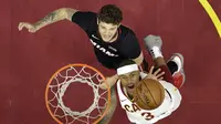 Guard Cleveland Cavaliers Isaiah Thomas (kanan) coba memasukkan bola pada laga NBA melawan Miami Heat di Quicken Loans Arena, Rabu (31/1/2018) atau Kamis (1/2/2018) WIB. (AP Photo/Tony Dejak)