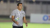 Pelatih Timnas Indonesia U-16, Bima Sakti, saat melawan Filipina pada laga babak Kualifikasi Piala AFC U-16 2020 di Stadion Madya, Jakarta, Senin (16/9/2019). Indonesia menang 4-0 atas Filipina. (Bola.com/M Iqbal Ichsan)