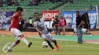 Penyerang Sriwijaya FC, Alberto Goncalves (tengah) mencoba melewati bek Bali United Agus Nova saat laga perebutan tempat ketiga Piala Bhayangkara 2016 di Stadion GBK Jakarta, Minggu (3/4/2016). Sriwijaya unggul 2-0. (Liputan6.com/Helmi Fithriansyah)
