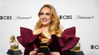 Adele dalam Grammy Awards 2023. (AP Photo/Jae C. Hong)