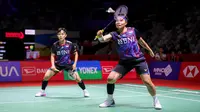 Ganda putri Indonesia, Apriyani Rahayu/Siti Fadia Silva Ramadhanti berusaha mengembalikan bola ke arah lawannya, pasangan Belanda, Debora Jille/Cheryl Seinen pada laga babak 32 besar Daihatsu Indonesia Masters 2024 di Istora Senayan, Jakarta, Selasa (23/1/2024). Apriyani Rahayu/Siti Fadia Silva Ramadhanti kalah dua game langsung 14-21, 17-21. (Bola.com/Bagaskara Lazuardi)