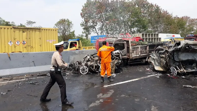 Polisi dan tim SAR bergerak cepat untuk mengevakuasi korban kecelakaan maut Cipularang. (dok Polri)