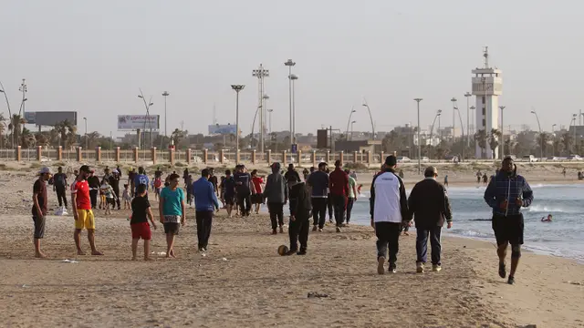 Ngabuburit, Warga Libya Berolahraga di Pantai
