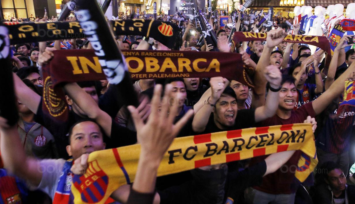 Suporter Barcelona merayakan kemenangan atas Real Madrid saat nobar di Summarecon Mal Serpong, Sabtu (23/12/2017). Barcelona menang 3-0 atas Real Madrid. (Bola.com/M Iqbal Ichsan)