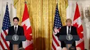 Presiden AS Donald Trump dan PM Kanada Justin Trudeau menggelar konferensi pers usai pertemuan di Oval Office, Gedung Putih, Washington, Senin (13/2). Justin menjadi pemimpin dunia ketiga yang bertemu Trump. (AP Photo/Pablo Martinez Monsivais)
