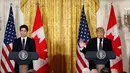Presiden AS Donald Trump dan PM Kanada Justin Trudeau menggelar konferensi pers usai pertemuan di Oval Office, Gedung Putih, Washington, Senin (13/2). Justin menjadi pemimpin dunia ketiga yang bertemu Trump. (AP Photo/Pablo Martinez Monsivais)
