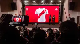 Suasana saat rilis jersey resmi timnas Peru untuk Piala Dunia 2018 di Rusia di Lima (18/12). Federasi Sepak Bola Peru (FPF) dan perusahaan olahraga Umbro bekerjasama dalam pembuatan jersey ini. (AFP Photo/Ernesto Benavides)