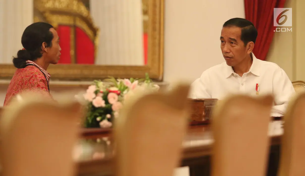 Seorang sopir truk bernama Agus Yuda (kiri) berbincang dengan Presiden Joko Widodo di Istana Negara, Jakarta, Selasa (8/5). Agus mengaku berjalan kaki selama 26 hari dari Sidoarjo menuju Jakarta untuk bertemu Jokowi. (Liputan6.com/Angga Yuniar)